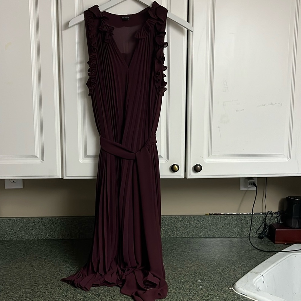 And Taylor sleeveless pleaded dress.
Size: S
Color: Merlot